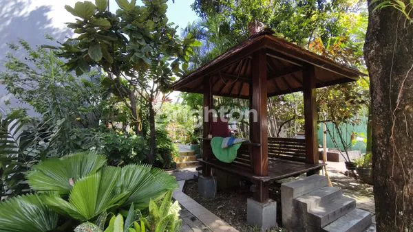 image RUMAH JELAMBAR GAYA RESORT DENGAN TANAH LUAS  DIHITUNG TANAH  DAN MURAH (5)