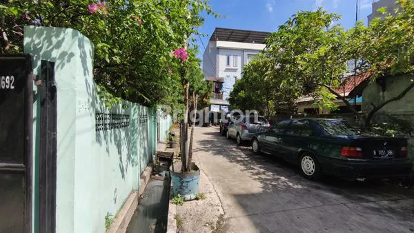 image RUMAH JELAMBAR GAYA RESORT DENGAN TANAH LUAS  DIHITUNG TANAH  DAN MURAH (2)