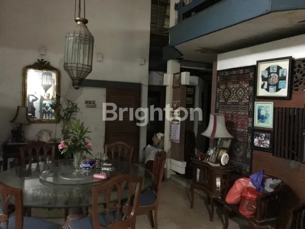 image RUMAH JALAN GAYUNGSARI BARAT (2)
