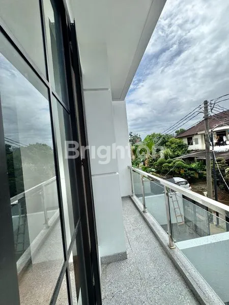 image RUMAH BARU FASAD MODEL SKANDINAVIA 2 LANTAI FREE KITCHEN SET & KURSI TAMAN KAVLING DKI MERUYA UTARA (8)