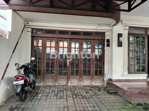 image RUMAH DI PINGGIR JALAN (2)