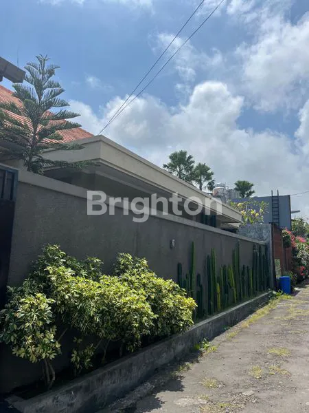 VILLA MEWAH 3KT DENGAN KOLAM RENANG 5 MENIT KE PANTAI CEMAGI