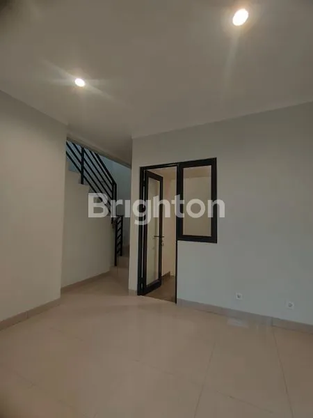 RUMAH DI SUMMARECON CROWN GADING MASIH GRESS