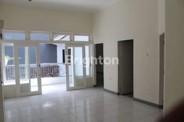 image RUMAH MEWAH 2.5 LANTAI MANYAR KERTOADI (1)