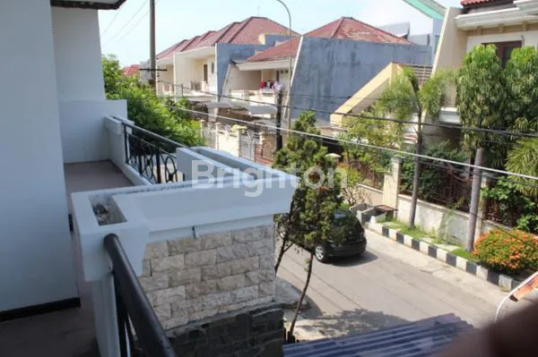 image RUMAH MEWAH 2.5 LANTAI MANYAR KERTOADI (2)