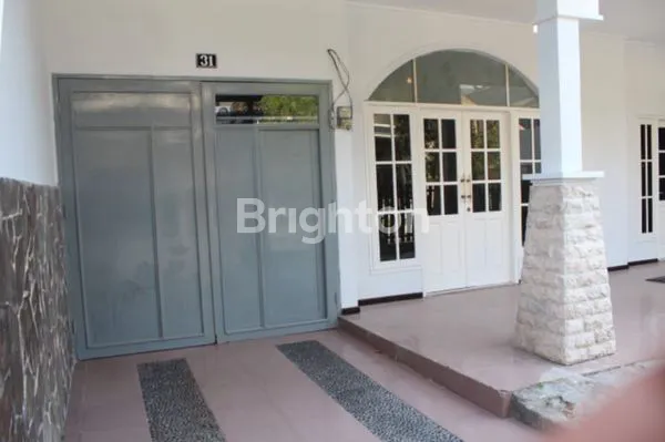 image RUMAH MEWAH 2.5 LANTAI MANYAR KERTOADI (4)