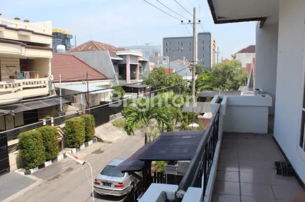 image RUMAH MEWAH 2.5 LANTAI MANYAR KERTOADI (9)