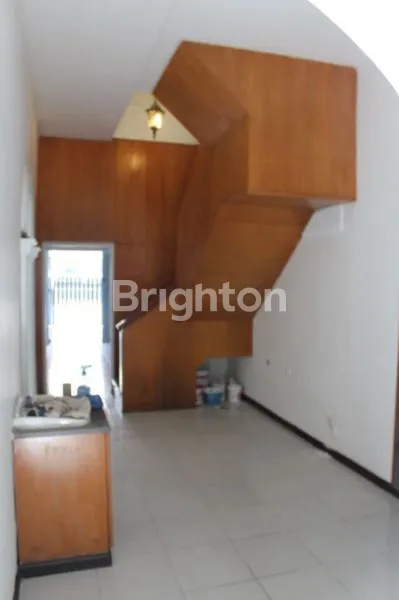 image RUMAH MEWAH 2.5 LANTAI MANYAR KERTOADI (11)