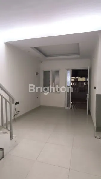 image RUMAH TAMAN PALEM LESTARI RAPI SIAP HUNI 3.5 LANTAI ROW JALAN 2 MOBIL (2)