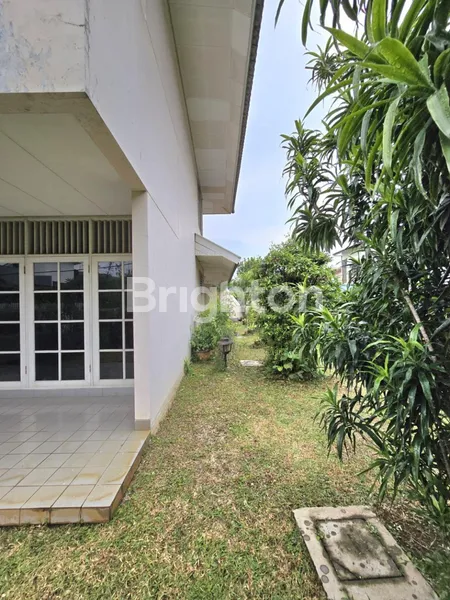 image RUMAH TERAWAT LINGKUNGAN NYAMAN DEKAT PONDOK INDAH BINTARO SEKTOR 2 JAKARTA SELATAN  (2)