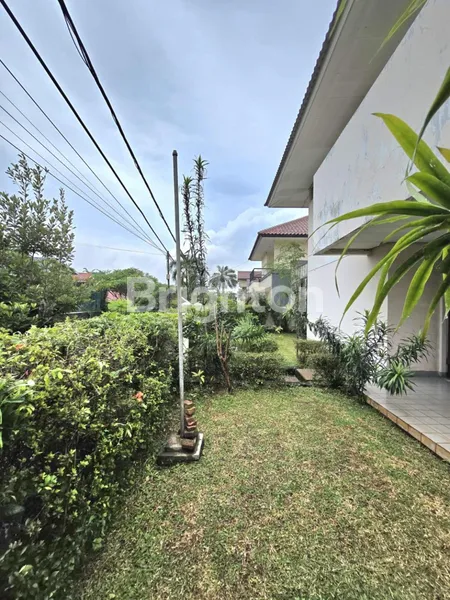 image RUMAH TERAWAT LINGKUNGAN NYAMAN DEKAT PONDOK INDAH BINTARO SEKTOR 2 JAKARTA SELATAN  (3)