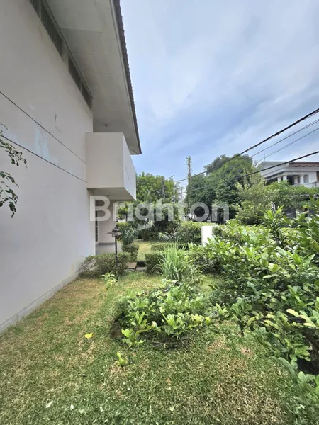 image RUMAH TERAWAT LINGKUNGAN NYAMAN DEKAT PONDOK INDAH BINTARO SEKTOR 2 JAKARTA SELATAN  (4)
