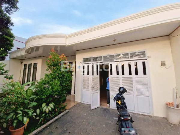 RUMAH MEWAH LUAS 1,5 LANTAI STRATEGIS BEBAS BANJIR, AKSES MUDAH MENUJU TOL DALAM KOTA & JALAN RAYA UTAMA , KEMANGGISAN, SLIPI, JAKARTA BARAT