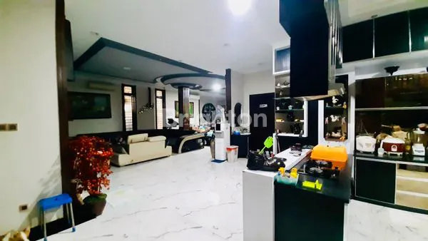 JUAL RUMAH DAERAH PISANGAN SUPER LUAS, JAKARTA TIMUR. STRATEGIS, DEKAT JALAN RAYA, DEKAT PINTU MASUK TOL CILILITAN