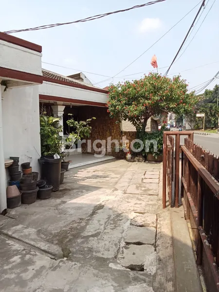 image RUMAH LAMA LUAS LOKASI STRATEGIS PINGGIR JALAN RAMAI SELATAN JAKARTA (1)