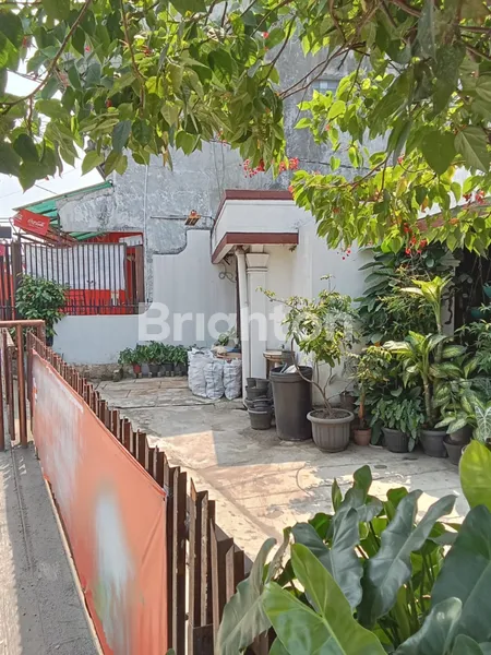 image RUMAH LAMA LUAS LOKASI STRATEGIS PINGGIR JALAN RAMAI SELATAN JAKARTA (5)