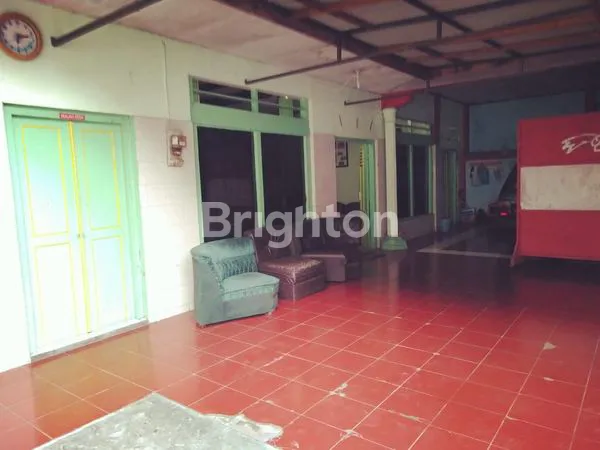 image RUMAH LUAS DENGAN TANAH NGANTONG DI TENGAH KOTA (1)