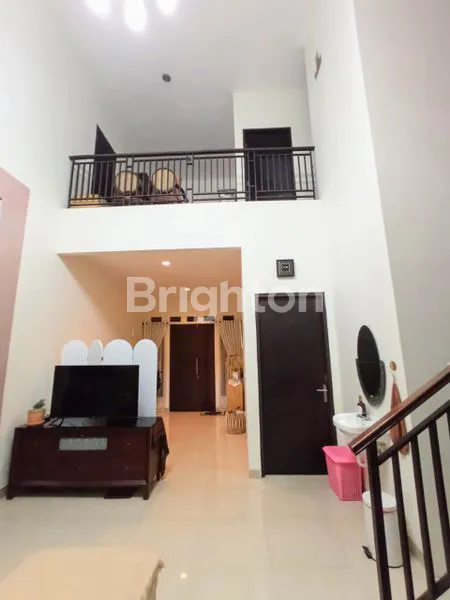 image RUMAH CANTIK TERAWAT 2 LANTAI LINGKUNGAN NYAMAN DI BSD KENCANA LOKA (5)