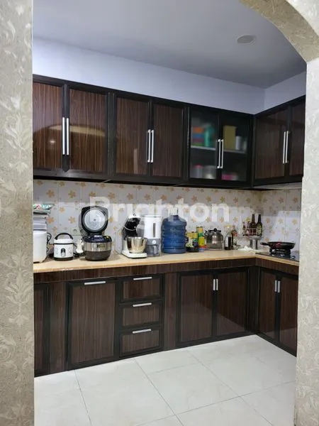 image RUMAH 3 LANTAI STRATEGIS DIJELAMBAR GROGOL PETAMBURAN JAKARTA BARAT  (4)