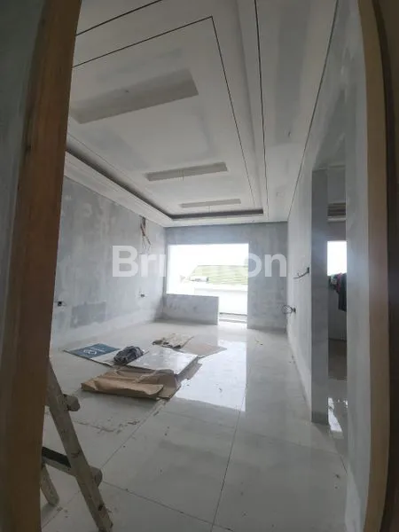 image DIJUAL RUMAH BARU 3 LANTAI DI PURI INDAH FULLY FURNISHED JAKARTA BARAT (3)
