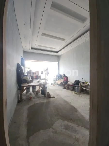 image DIJUAL RUMAH BARU 3 LANTAI DI PURI INDAH FULLY FURNISHED JAKARTA BARAT (4)