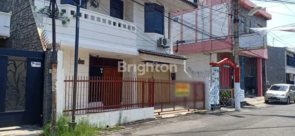 RUMAH TINGKAT DITENGAH KOTA