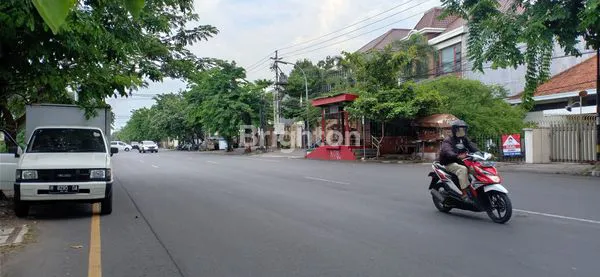 image RUMAH LOKASI STRATEGIS DI JALAN UTAMA (2)