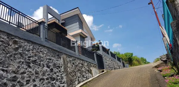 image MURAH !!! HUNIAN ASRI 2 LANTAI DI PERUMAHAN HAYUNG MALALAYANG BARAT, VIEW KOTA MANADO DAN GUNUNG KLABAT (19)