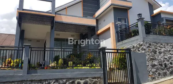 MURAH !!! HUNIAN ASRI 2 LANTAI DI PERUMAHAN HAYUNG MALALAYANG BARAT, VIEW KOTA MANADO DAN GUNUNG KLABAT