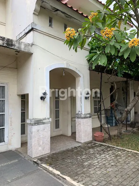 image RUMAH LUAS TANAH 300M², SELANGKAH KE SPORT CLUB, DI BOULEVARD UTAMA KOTA WISATA CIBUBUR, BOGOR (1)