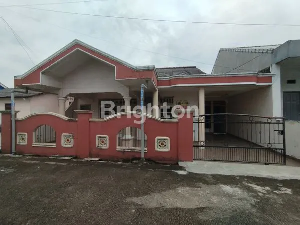 image RUMAH DENGAN SEMI FURNISHED, LOKASI DALAM PERUMAHAN DEKAT KE BANDARA (1)