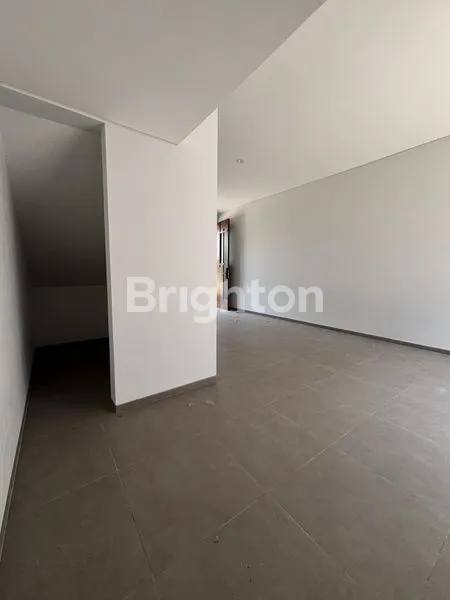 image RUMAH MODERN BARU GRESS GRAND KENJERAN AKENO TIPE KIRA 5X16 (2 LANTAI) CARPORT 1 MOBIL HGB BISA KPR (8)