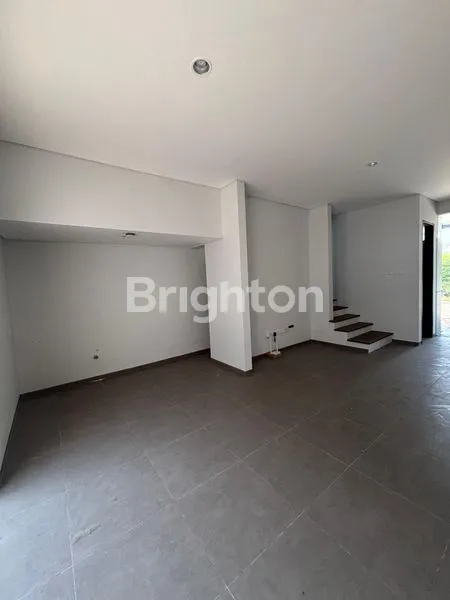 image RUMAH MODERN BARU GRESS GRAND KENJERAN AKENO TIPE KIRA 5X16 (2 LANTAI) CARPORT 1 MOBIL HGB BISA KPR (2)