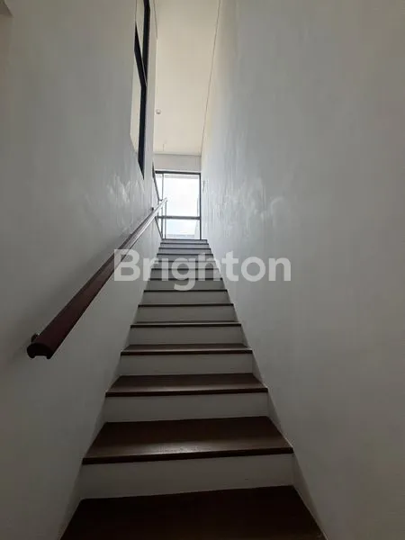 image RUMAH MODERN BARU GRESS GRAND KENJERAN AKENO TIPE KIRA 5X16 (2 LANTAI) CARPORT 1 MOBIL HGB BISA KPR (6)