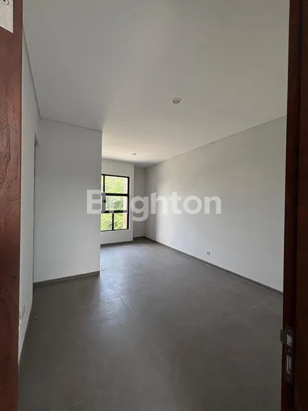 image RUMAH MODERN BARU GRESS GRAND KENJERAN AKENO TIPE KIRA 5X16 (2 LANTAI) CARPORT 1 MOBIL HGB BISA KPR (4)