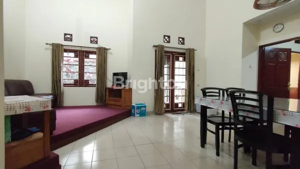 image RUMAH CLASSIC SANGAT TERAWAT, BESAR DAN NYAMAN BERADA DALAM KOMPLEK PARAHYANGAN RUMAH VILA GEGERKALONG BANDUNG (3)