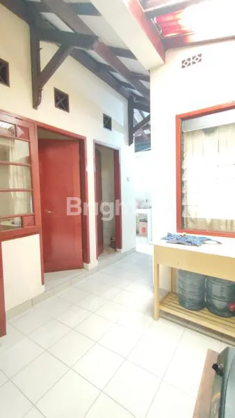 image RUMAH CLASSIC SANGAT TERAWAT, BESAR DAN NYAMAN BERADA DALAM KOMPLEK PARAHYANGAN RUMAH VILA GEGERKALONG BANDUNG (6)