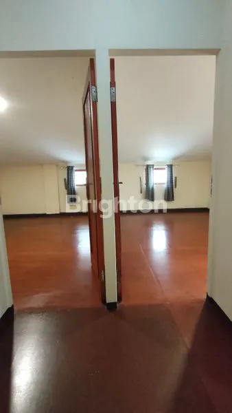 image RUMAH CLASSIC SANGAT TERAWAT, BESAR DAN NYAMAN BERADA DALAM KOMPLEK PARAHYANGAN RUMAH VILA GEGERKALONG BANDUNG (8)