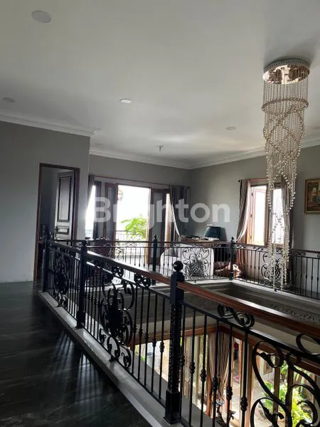 image RUMAH MEWAH FURNISHED 2 LANTAI TENGAH KOTA SOLO (7)