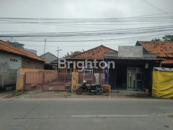 image RUMAH DI DEPAN JALAN UTAMA SUHUT HIDAYAT KERAWANG JAWA BARAT (1)
