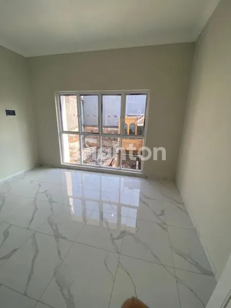 image DIJUAL RUMAH BARU 571 MINIMALIS DEKAT TANJUNG DUREN, GREEN VILLE, TAMAN RATU DI DURI KEPA, JAKARTA BARAT (3)