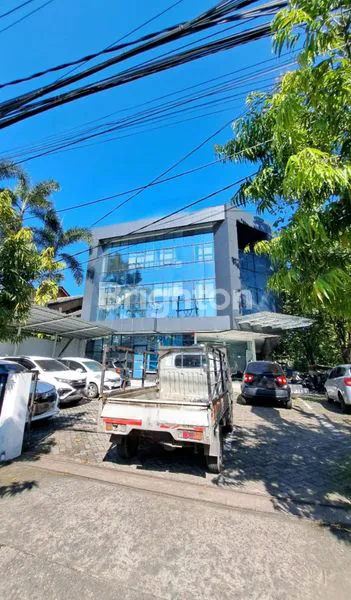 GEDUNG 3 LANTAI DI NOL RAYA JEMURSARI, COCOK UNTUK KANTOR ATAU BANK, DEKAT DENGAN AHMAD YANI