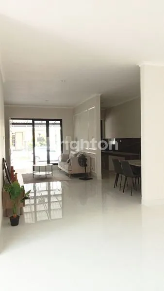 image JUAL RUMAH CANTIK DI KOTA WISATA, SIAP HUNI,  SUDAH RENOV , LANTAI  GRANIT, JENDELA ALMINIUM (2)