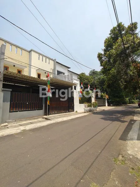 image RUMAH BAGUS 2,5 LANTAI SIAP HUNI BENHIL (1)