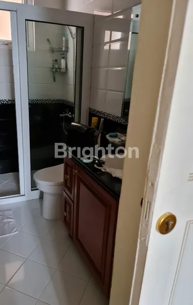 image RUMAH CANTIK 2 LANTAI DI LEGENDA BONUS KOLAM IKAN DI TENGAH RUMAH (3)