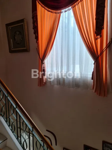 image RUMAH CANTIK 2 LANTAI DI LEGENDA BONUS KOLAM IKAN DI TENGAH RUMAH (5)