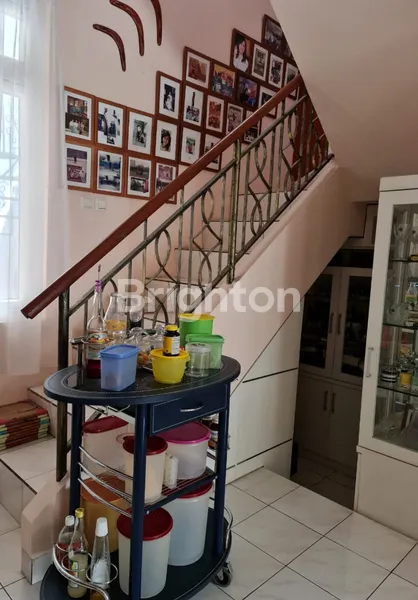 image RUMAH CANTIK 2 LANTAI DI LEGENDA BONUS KOLAM IKAN DI TENGAH RUMAH (6)