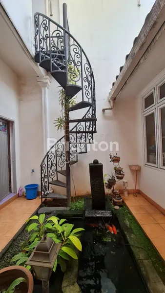 image RUMAH CANTIK 2 LANTAI DI LEGENDA BONUS KOLAM IKAN DI TENGAH RUMAH (7)