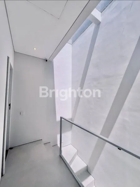 image RUMAH FURNISHED BARU GRESS MODERN MINIMALIS 2 LANTAI, ROW JALAN 3 MOBIL, DI SUTOREJO (8)