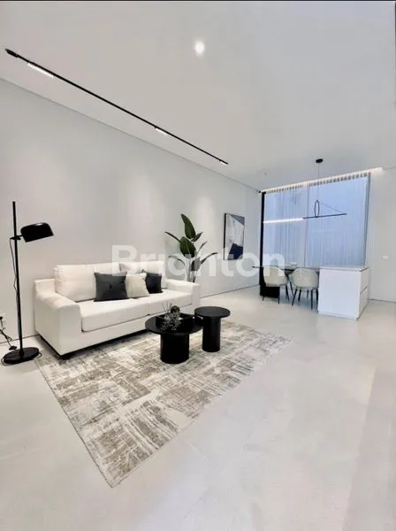 image RUMAH FURNISHED BARU GRESS MODERN MINIMALIS 2 LANTAI, ROW JALAN 3 MOBIL, DI SUTOREJO (2)